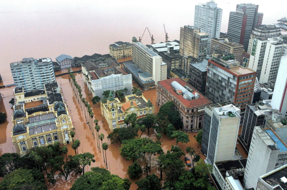 <p>Brzi porast rijeke Guaiba, koja protiče kroz Porto Alegre, doveo je do ozbiljnih poplava u starom centru grada</p>