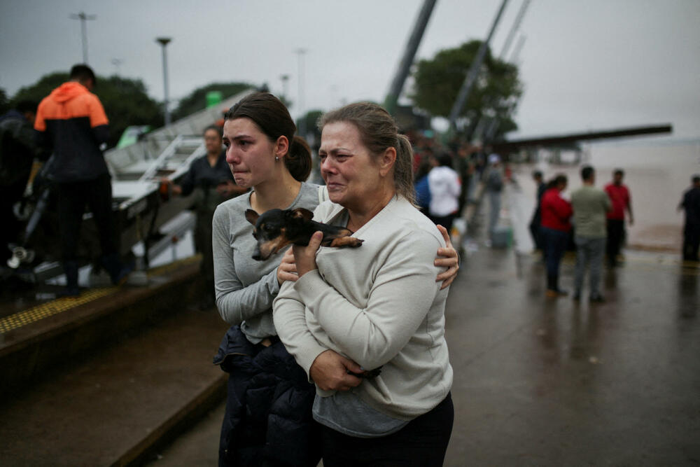 <p>Brzi porast rijeke Guaiba, koja protiče kroz Porto Alegre, doveo je do ozbiljnih poplava u starom centru grada</p>