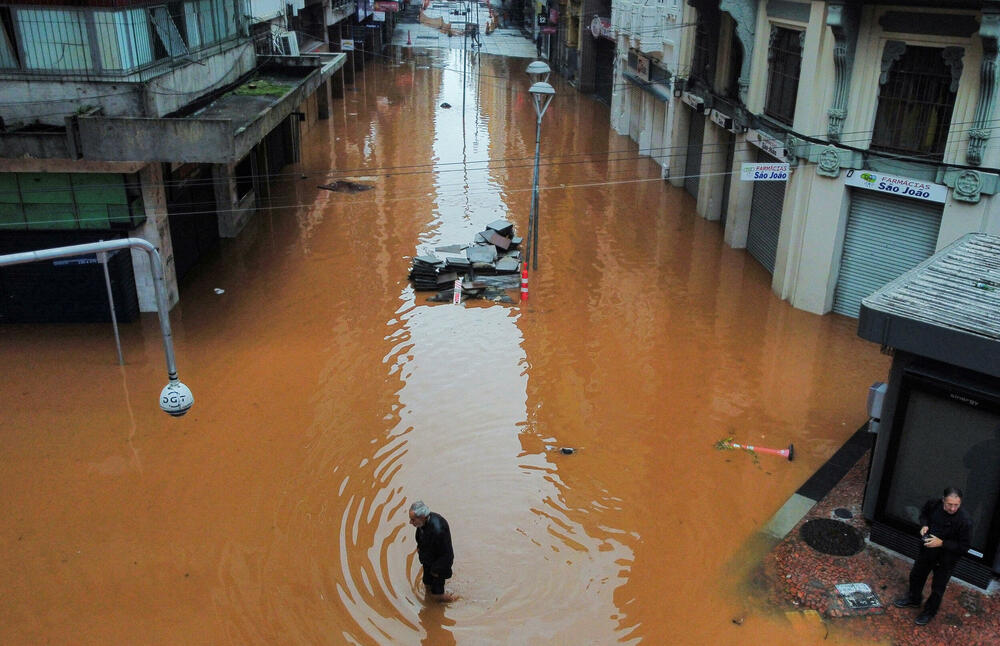 <p>Brzi porast rijeke Guaiba, koja protiče kroz Porto Alegre, doveo je do ozbiljnih poplava u starom centru grada</p>