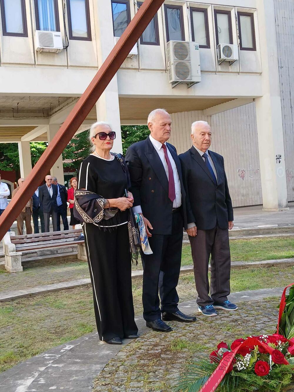 <p>"Avionske bombe su je bukvalno sravnile sa zemljom, a tačan broj poginulih nije utvrđen kao ni razlog bombardovanja. Oprostili smo, ali ne zaboravili"</p>