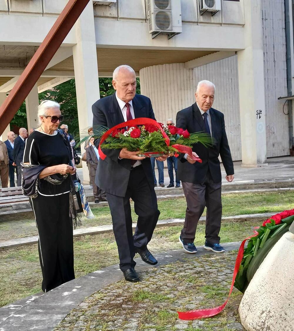 <p>"Avionske bombe su je bukvalno sravnile sa zemljom, a tačan broj poginulih nije utvrđen kao ni razlog bombardovanja. Oprostili smo, ali ne zaboravili"</p>