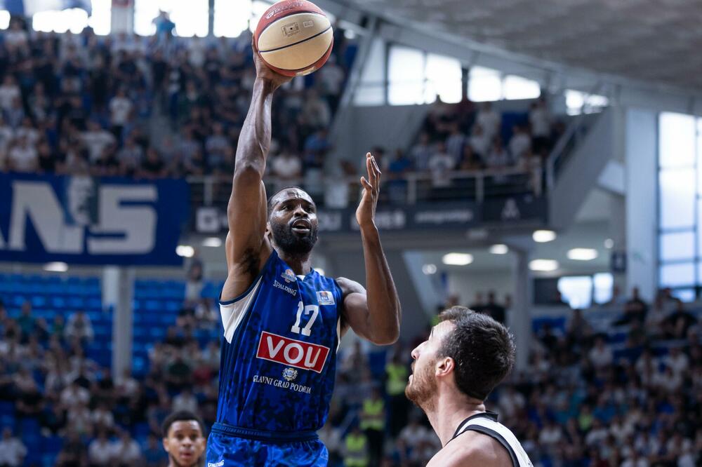 Marvin Džons na meču sa Partizanom, Foto: Admiralbet ABA league (X)