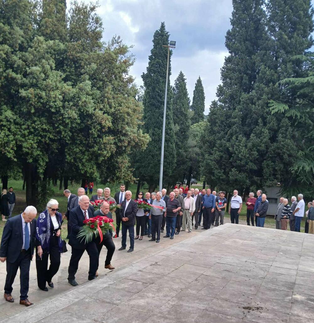 <p>"Budimo ujedinjeni oko ideje antifašizma, ideje koju danas baštini napredno čovječanstvo. Tim činom ćemo na najbolji način cijeniti i poštovati sve one brojne žrtve širom nekadašnje domovine koje su se borile, živjele, umirale i izborile za slobodu naše zemlje", rekao je predsjednik SOBNOR-a Crne Gore</p>