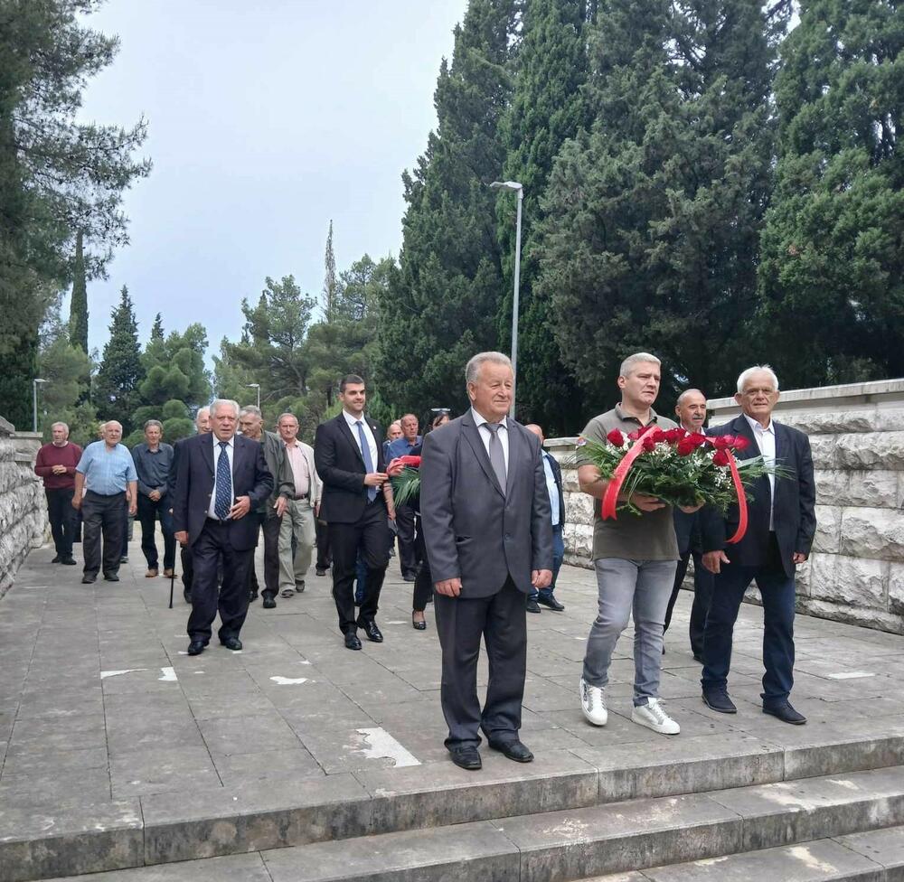 <p>"Budimo ujedinjeni oko ideje antifašizma, ideje koju danas baštini napredno čovječanstvo. Tim činom ćemo na najbolji način cijeniti i poštovati sve one brojne žrtve širom nekadašnje domovine koje su se borile, živjele, umirale i izborile za slobodu naše zemlje", rekao je predsjednik SOBNOR-a Crne Gore</p>