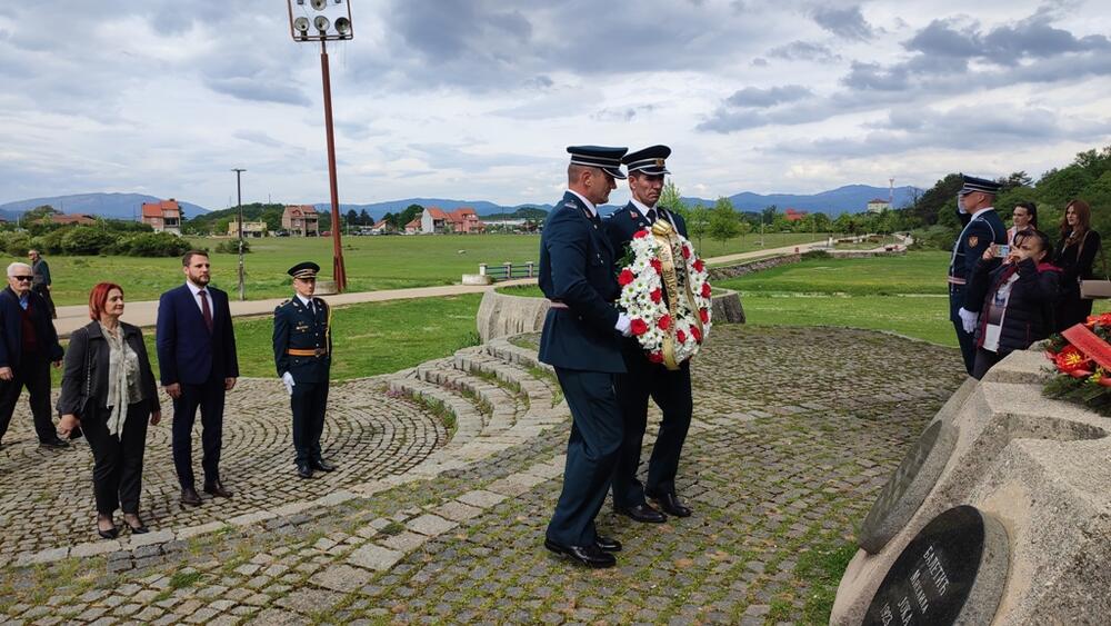 <p>Istakao je da Evropska unija nema alternativu, da je evropski put Crne Gore „jedini put kojim treba da ide naša država“ i da vjeruje da će Crna Gora uskoro postati članica EU</p>