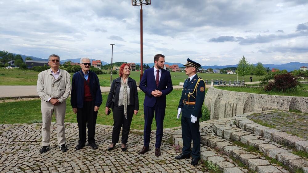 <p>Istakao je da Evropska unija nema alternativu, da je evropski put Crne Gore „jedini put kojim treba da ide naša država“ i da vjeruje da će Crna Gora uskoro postati članica EU</p>