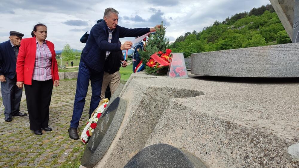 <p>Istakao je da Evropska unija nema alternativu, da je evropski put Crne Gore „jedini put kojim treba da ide naša država“ i da vjeruje da će Crna Gora uskoro postati članica EU</p>