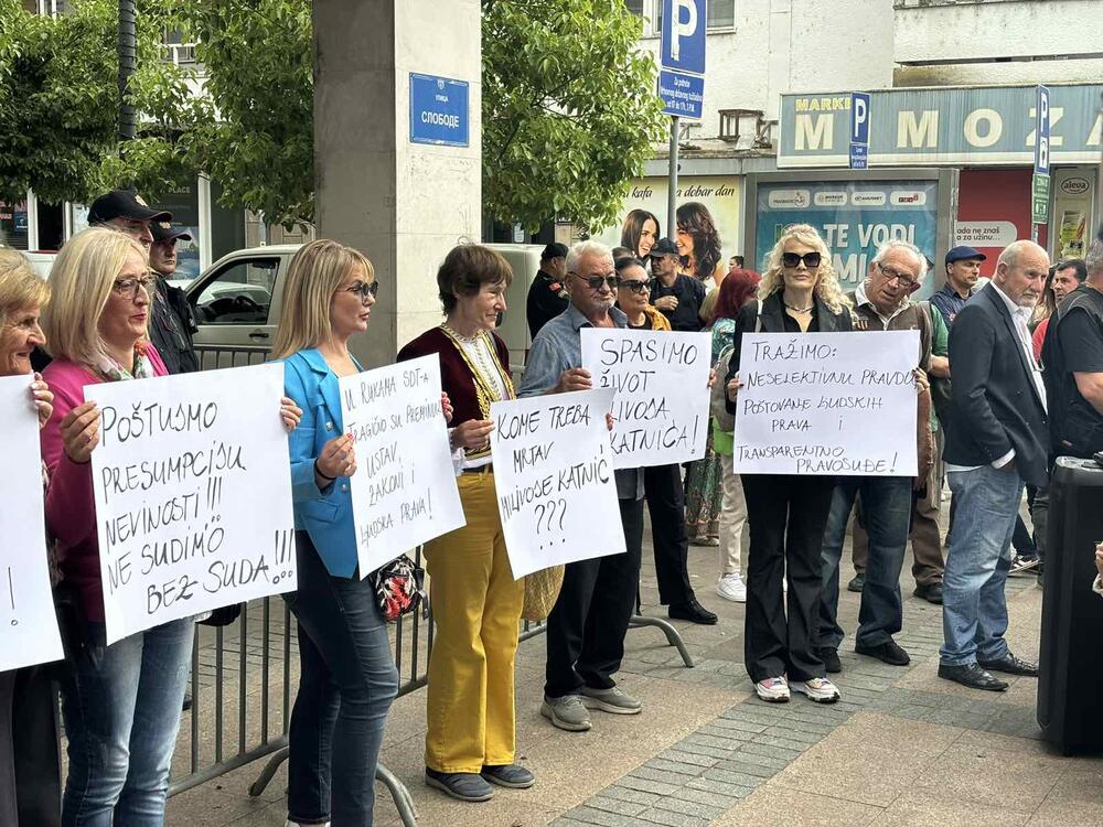 <p>Okupljeni nose transparente "Kome treba mrtav Milivoje Katnić", "Spasimo život Milivoju Katniću", "Presumpcija nevinosti i pravični procesi za spas života Milivoja Katnića", "Poštujmo prezumpciju nevinosti ne sudimo bez suda"</p>