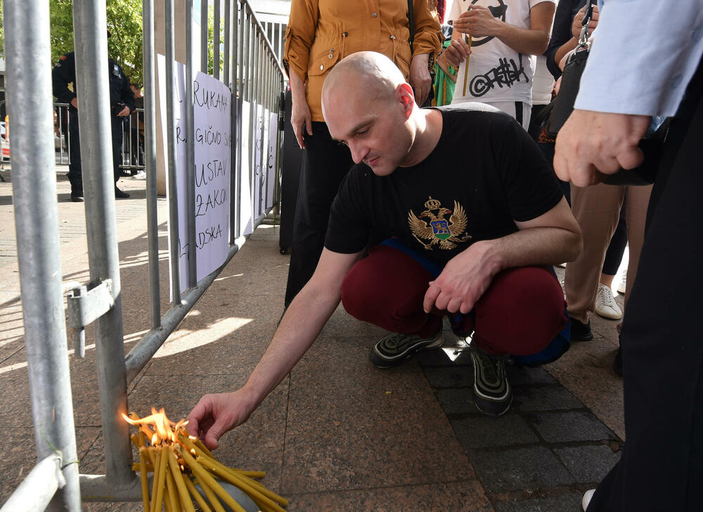 <p>Okupljeni nose transparente "Kome treba mrtav Milivoje Katnić", "Spasimo život Milivoju Katniću", "Presumpcija nevinosti i pravični procesi za spas života Milivoja Katnića", "Poštujmo prezumpciju nevinosti ne sudimo bez suda"</p>