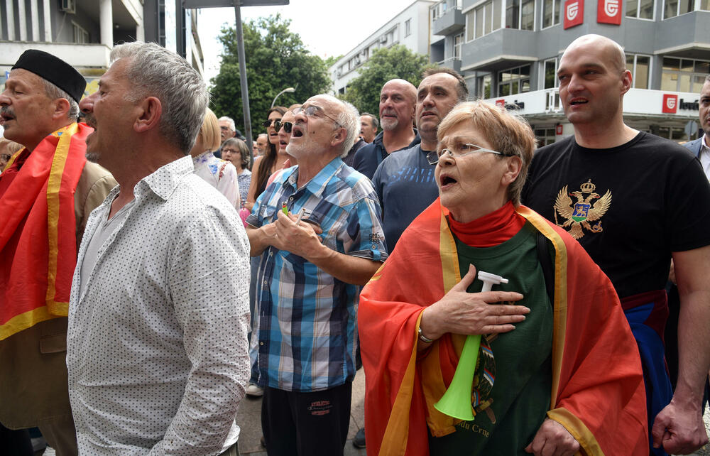 <p>Okupljeni nose transparente "Kome treba mrtav Milivoje Katnić", "Spasimo život Milivoju Katniću", "Presumpcija nevinosti i pravični procesi za spas života Milivoja Katnića", "Poštujmo prezumpciju nevinosti ne sudimo bez suda"</p>