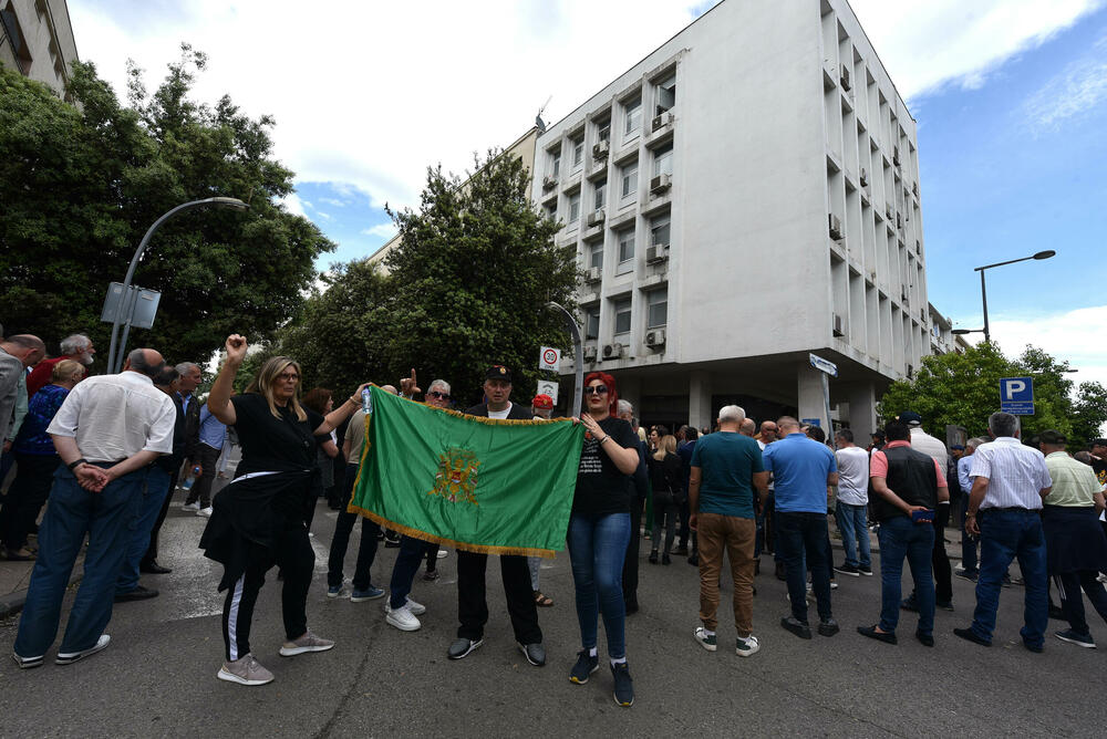 <p>Okupljeni nose transparente "Kome treba mrtav Milivoje Katnić", "Spasimo život Milivoju Katniću", "Presumpcija nevinosti i pravični procesi za spas života Milivoja Katnića", "Poštujmo prezumpciju nevinosti ne sudimo bez suda"</p>