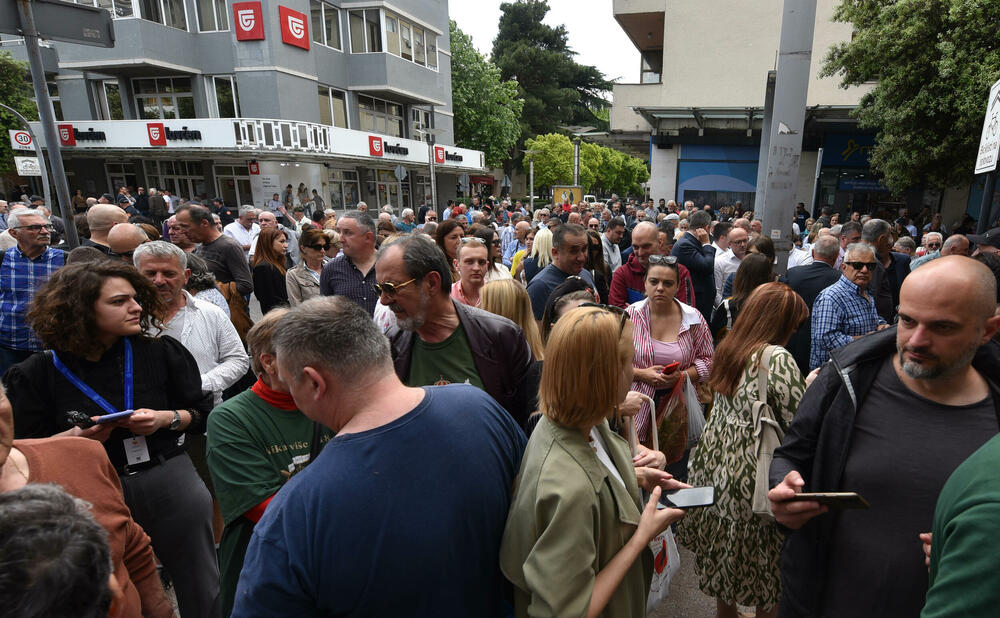 <p>Okupljeni nose transparente "Kome treba mrtav Milivoje Katnić", "Spasimo život Milivoju Katniću", "Presumpcija nevinosti i pravični procesi za spas života Milivoja Katnića", "Poštujmo prezumpciju nevinosti ne sudimo bez suda"</p>