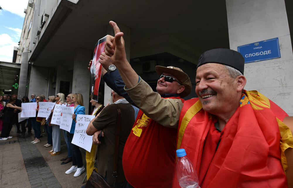 <p>Okupljeni nose transparente "Kome treba mrtav Milivoje Katnić", "Spasimo život Milivoju Katniću", "Presumpcija nevinosti i pravični procesi za spas života Milivoja Katnića", "Poštujmo prezumpciju nevinosti ne sudimo bez suda"</p>