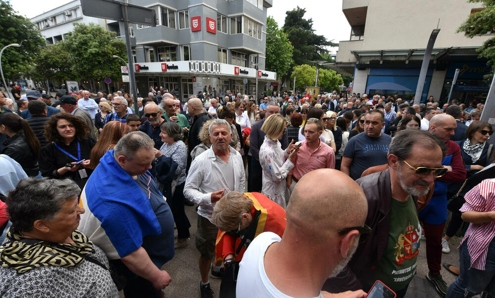 <p>Okupljeni nose transparente "Kome treba mrtav Milivoje Katnić", "Spasimo život Milivoju Katniću", "Presumpcija nevinosti i pravični procesi za spas života Milivoja Katnića", "Poštujmo prezumpciju nevinosti ne sudimo bez suda"</p>