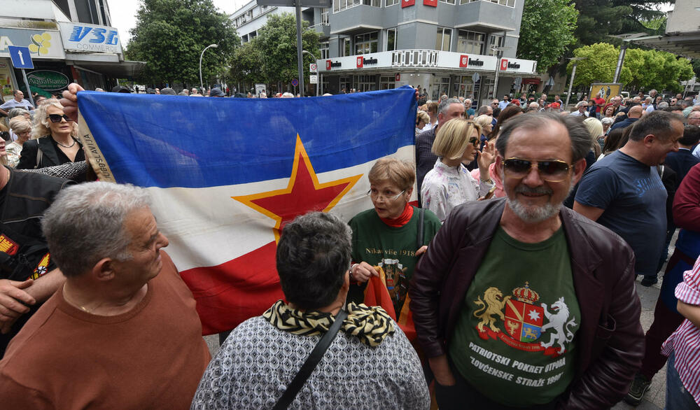 <p>Okupljeni nose transparente "Kome treba mrtav Milivoje Katnić", "Spasimo život Milivoju Katniću", "Presumpcija nevinosti i pravični procesi za spas života Milivoja Katnića", "Poštujmo prezumpciju nevinosti ne sudimo bez suda"</p>