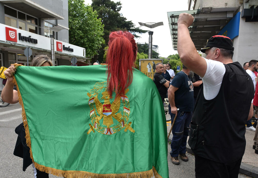 <p>Okupljeni nose transparente "Kome treba mrtav Milivoje Katnić", "Spasimo život Milivoju Katniću", "Presumpcija nevinosti i pravični procesi za spas života Milivoja Katnića", "Poštujmo prezumpciju nevinosti ne sudimo bez suda"</p>