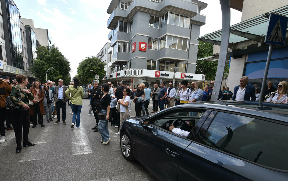 <p>Okupljeni nose transparente "Kome treba mrtav Milivoje Katnić", "Spasimo život Milivoju Katniću", "Presumpcija nevinosti i pravični procesi za spas života Milivoja Katnića", "Poštujmo prezumpciju nevinosti ne sudimo bez suda"</p>