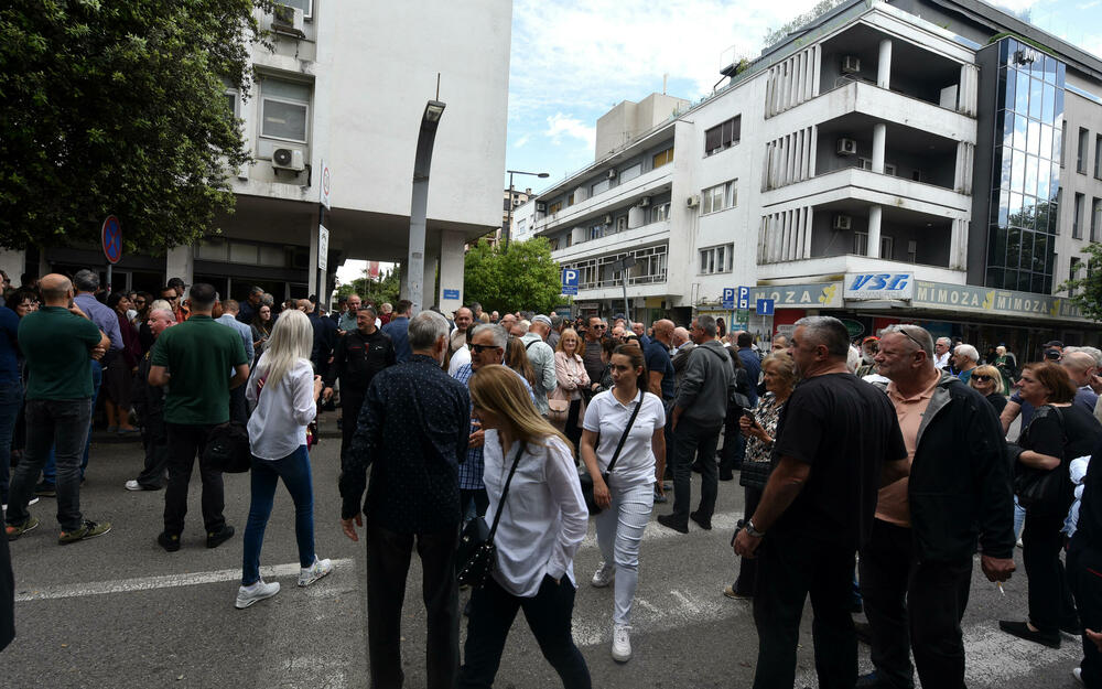 <p>Okupljeni nose transparente "Kome treba mrtav Milivoje Katnić", "Spasimo život Milivoju Katniću", "Presumpcija nevinosti i pravični procesi za spas života Milivoja Katnića", "Poštujmo prezumpciju nevinosti ne sudimo bez suda"</p>