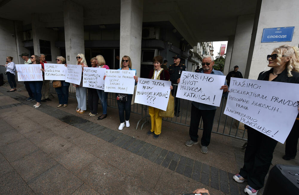 <p>Okupljeni nose transparente "Kome treba mrtav Milivoje Katnić", "Spasimo život Milivoju Katniću", "Presumpcija nevinosti i pravični procesi za spas života Milivoja Katnića", "Poštujmo prezumpciju nevinosti ne sudimo bez suda"</p>