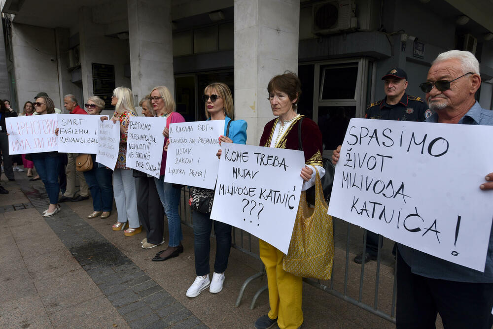 <p>Okupljeni nose transparente "Kome treba mrtav Milivoje Katnić", "Spasimo život Milivoju Katniću", "Presumpcija nevinosti i pravični procesi za spas života Milivoja Katnića", "Poštujmo prezumpciju nevinosti ne sudimo bez suda"</p>