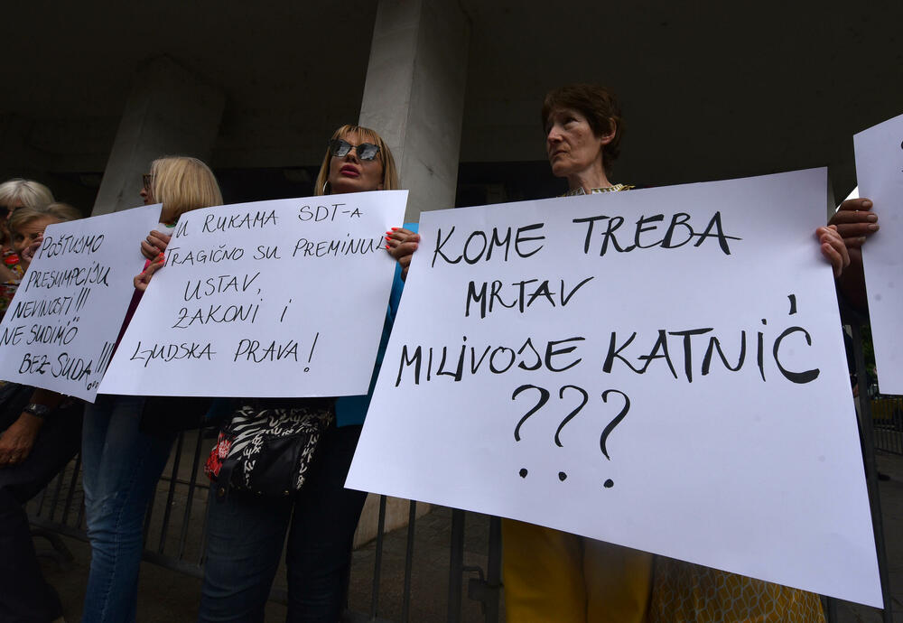 <p>Okupljeni nose transparente "Kome treba mrtav Milivoje Katnić", "Spasimo život Milivoju Katniću", "Presumpcija nevinosti i pravični procesi za spas života Milivoja Katnića", "Poštujmo prezumpciju nevinosti ne sudimo bez suda"</p>