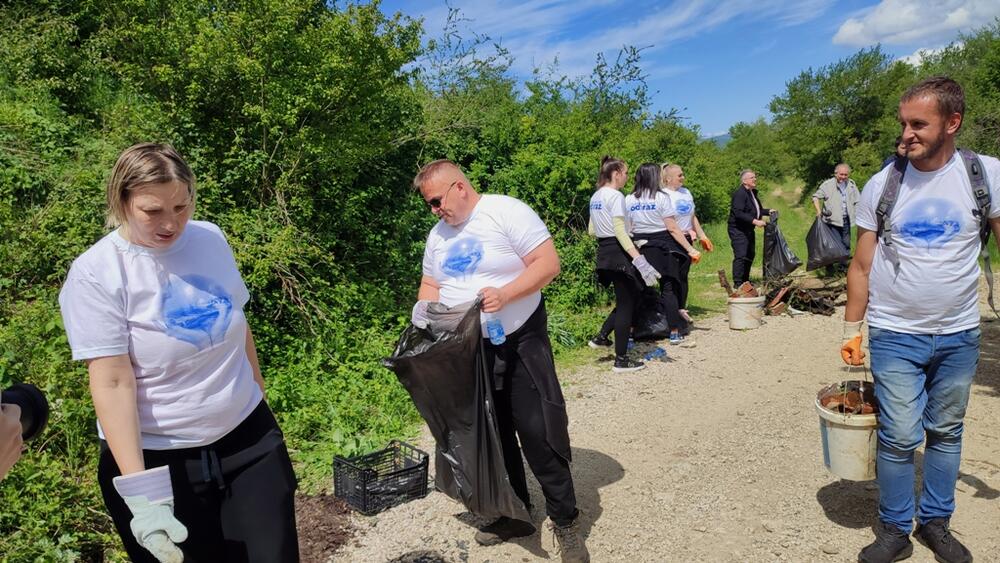 <p>Čišćenje mosta je organizovano u sklopu ekološke kampanje "Naš grad naš od(b)raz“, koju organizuju TO Nikšić i Ekološki pokret "Ozon", u saradnji sa Opštinom Nikšić, a podršku je pružila i Elektroprivreda Crne Gore</p>