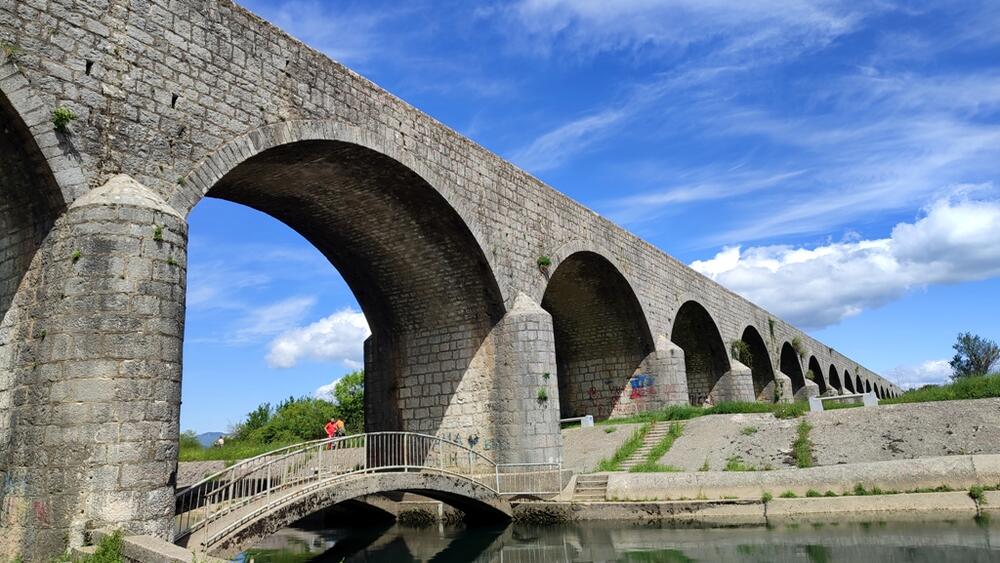 <p>Čišćenje mosta je organizovano u sklopu ekološke kampanje "Naš grad naš od(b)raz“, koju organizuju TO Nikšić i Ekološki pokret "Ozon", u saradnji sa Opštinom Nikšić, a podršku je pružila i Elektroprivreda Crne Gore</p>