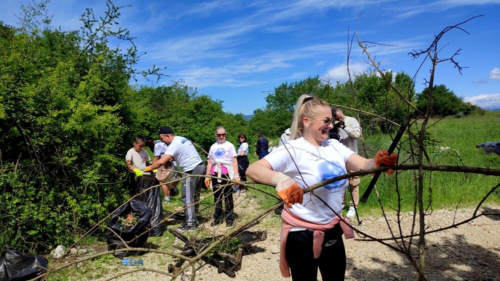 <p>Čišćenje mosta je organizovano u sklopu ekološke kampanje "Naš grad naš od(b)raz“, koju organizuju TO Nikšić i Ekološki pokret "Ozon", u saradnji sa Opštinom Nikšić, a podršku je pružila i Elektroprivreda Crne Gore</p>