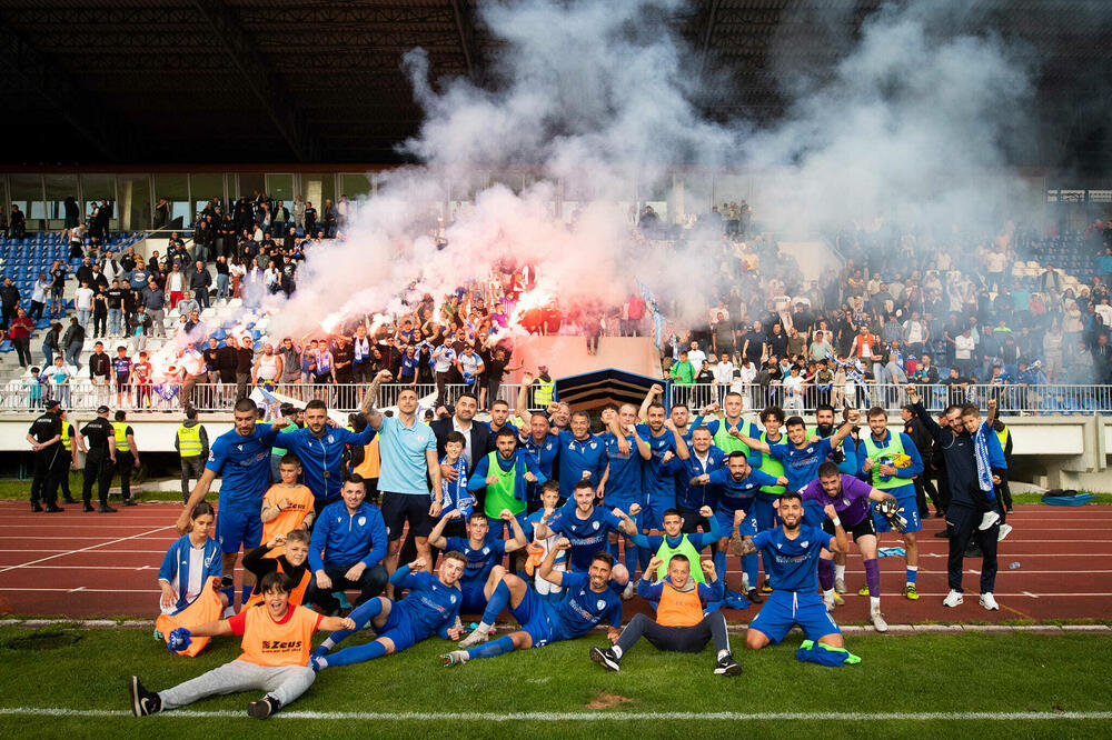 Slavlje fudbalera Jezera sa navijačima nakon plasmana u finale Kupa, Foto: FK Jezero
