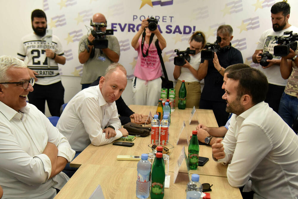 “Birači ih neće kazniti jer se ne živi od rezolucija, ne zapošljava se preko glasanja i preko amandmana”: Mandić, Knežević i Spajić, Foto: BORIS PEJOVIC