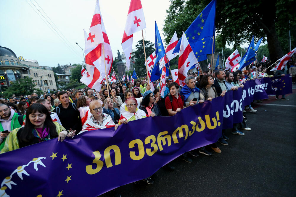 <p>Kako je prenijela agencija Frans pres, demonstrati su nosili zastave Gruzije i Evropske unije</p>