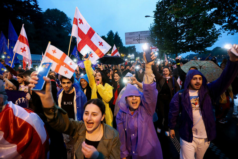 <p>Kako je prenijela agencija Frans pres, demonstrati su nosili zastave Gruzije i Evropske unije</p>