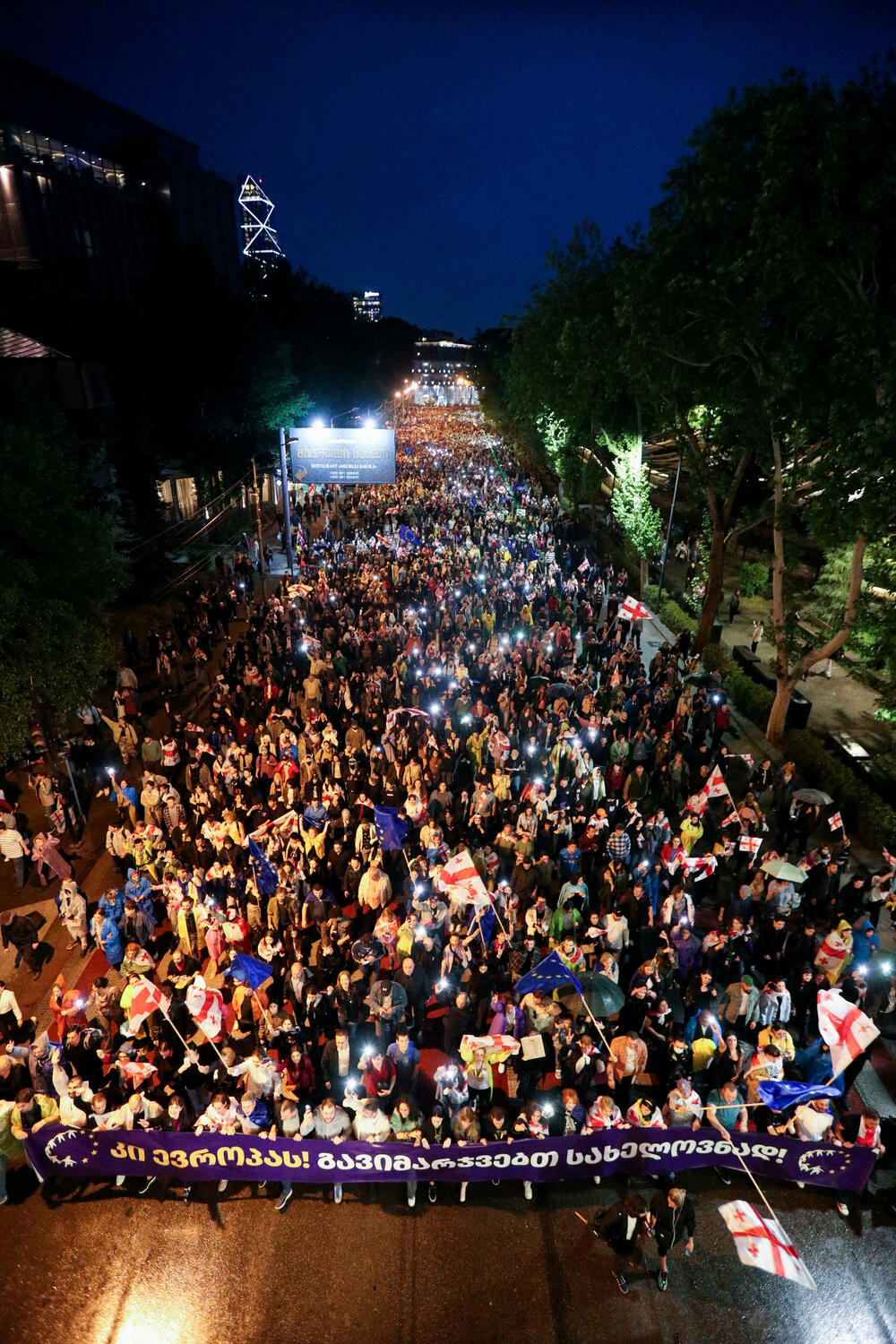 <p>Kako je prenijela agencija Frans pres, demonstrati su nosili zastave Gruzije i Evropske unije</p>