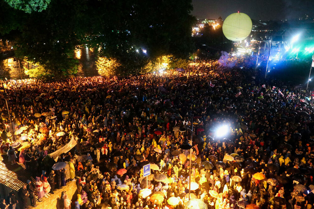 <p>Kako je prenijela agencija Frans pres, demonstrati su nosili zastave Gruzije i Evropske unije</p>