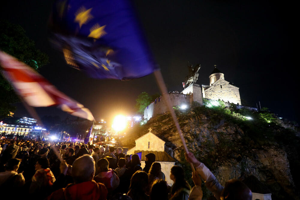 <p>Kako je prenijela agencija Frans pres, demonstrati su nosili zastave Gruzije i Evropske unije</p>