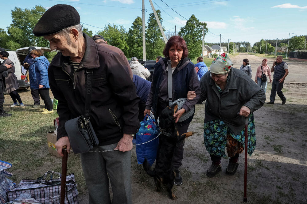 Mještani sela Vovčansk i susjednih sela u Harkovskoj oblasti bježe u grad Harkov usljed napada ruskih snaga, 10. maj 2024., Foto: Reuters