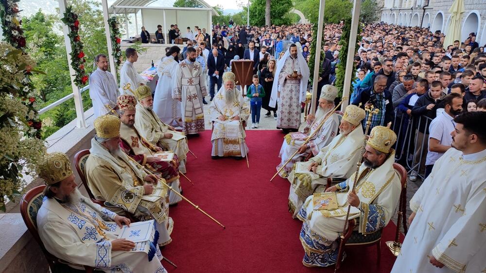 <p>Pod ostroškim stijenama slilo se na hiljade vjernika iz Crne Gore, regiona, ali i šire, da proslavi praznik Svetog Vasilija Ostroškog, slavu Manastira</p>