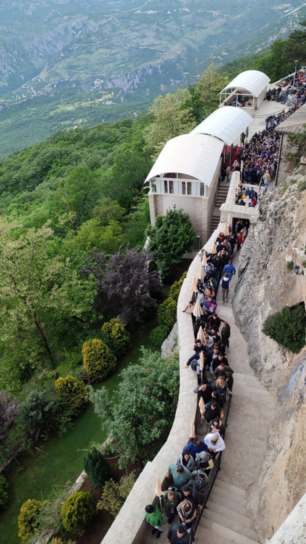 <p>Pod ostroškim stijenama slilo se na hiljade vjernika iz Crne Gore, regiona, ali i šire, da proslavi praznik Svetog Vasilija Ostroškog, slavu Manastira</p>