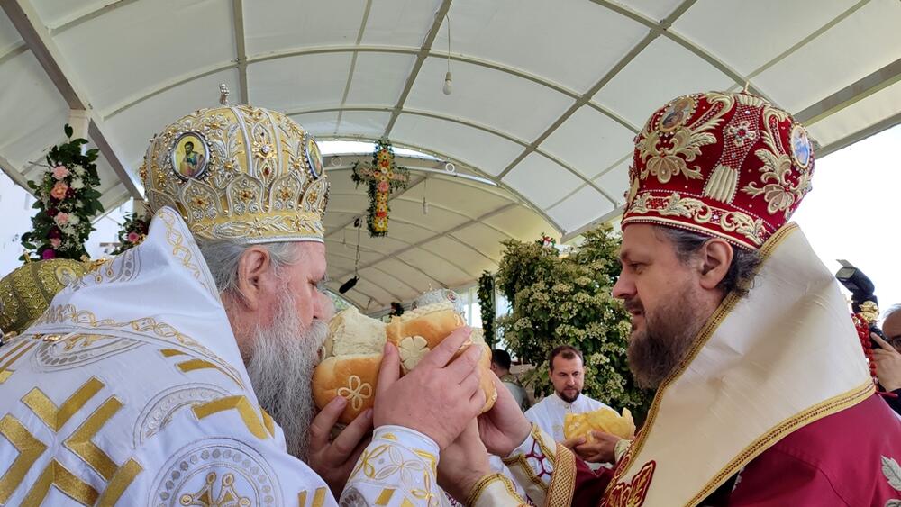 <p>Pod ostroškim stijenama slilo se na hiljade vjernika iz Crne Gore, regiona, ali i šire, da proslavi praznik Svetog Vasilija Ostroškog, slavu Manastira</p>