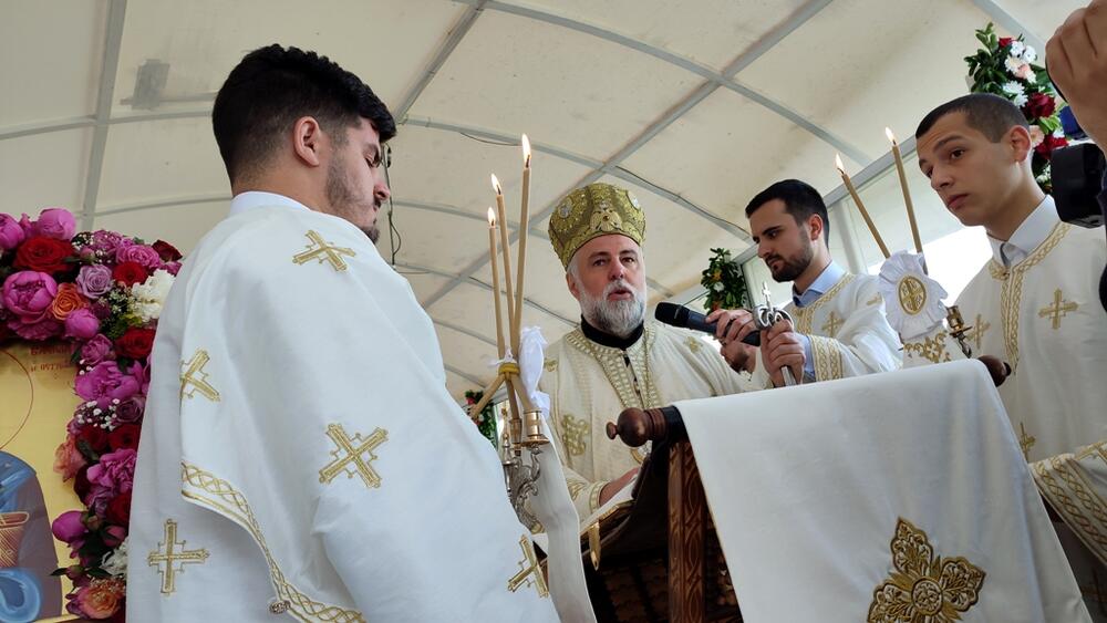 <p>Pod ostroškim stijenama slilo se na hiljade vjernika iz Crne Gore, regiona, ali i šire, da proslavi praznik Svetog Vasilija Ostroškog, slavu Manastira</p>