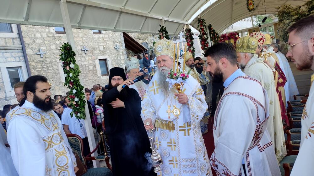 <p>Pod ostroškim stijenama slilo se na hiljade vjernika iz Crne Gore, regiona, ali i šire, da proslavi praznik Svetog Vasilija Ostroškog, slavu Manastira</p>