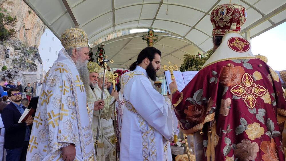 <p>Pod ostroškim stijenama slilo se na hiljade vjernika iz Crne Gore, regiona, ali i šire, da proslavi praznik Svetog Vasilija Ostroškog, slavu Manastira</p>