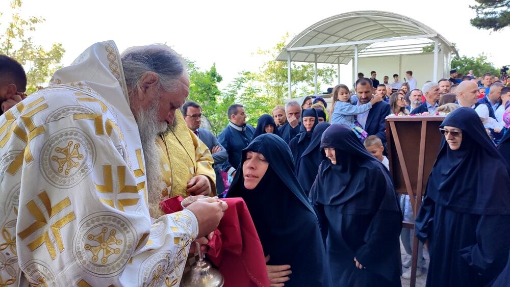 <p>Pod ostroškim stijenama slilo se na hiljade vjernika iz Crne Gore, regiona, ali i šire, da proslavi praznik Svetog Vasilija Ostroškog, slavu Manastira</p>