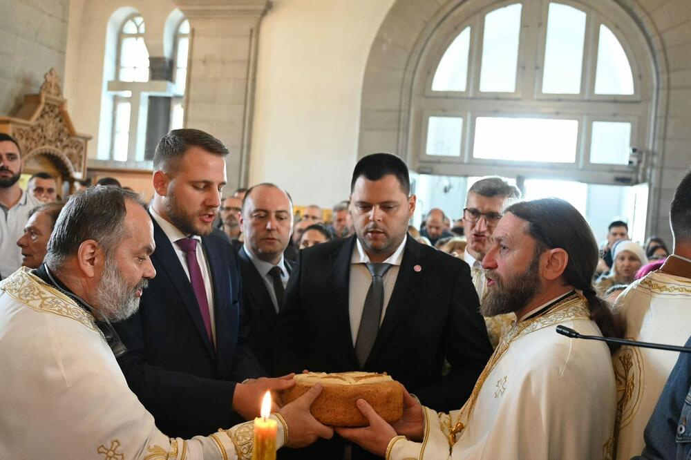 Kovačević i Vuković na liturgiji, Foto: Hram Svetog Vasilija Ostroškog