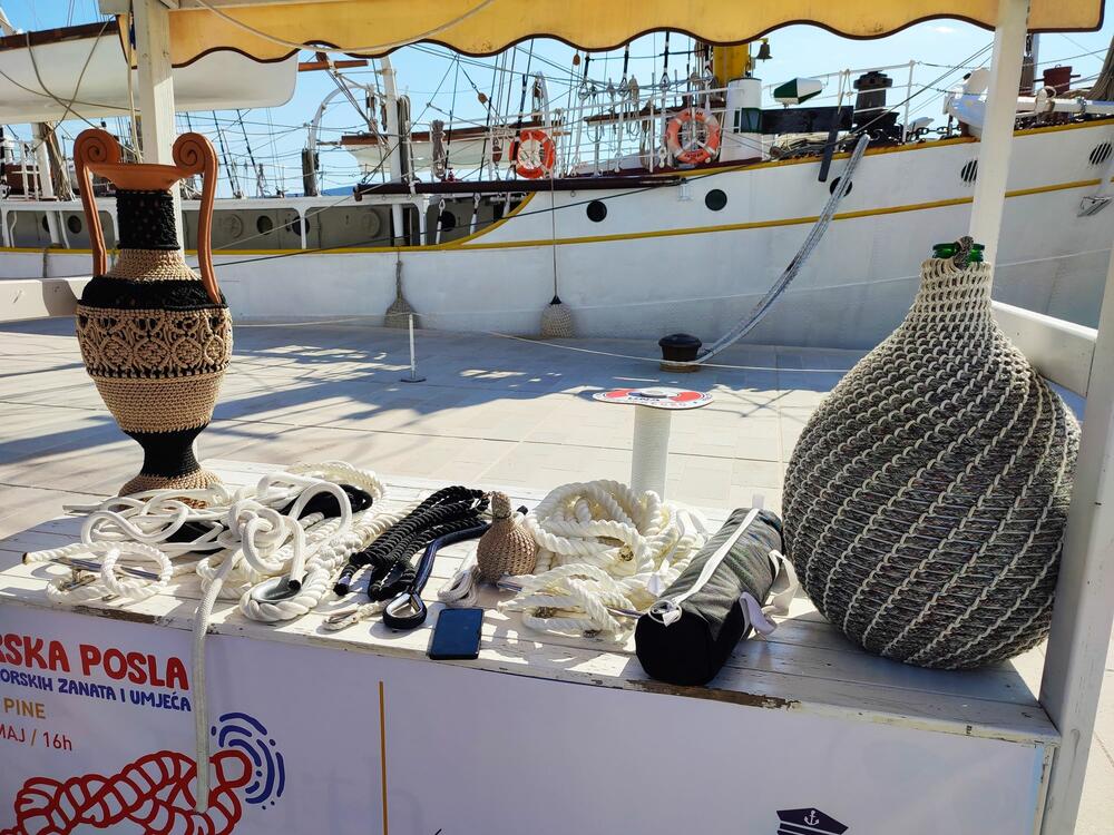 <p>Sajam je održan u sklopu 3. Festivala vjetra u Tivtu koji organizuje Jedriličarski klub "Delfin" u saradnji i uz podršku Opštine i Turističke organizacije Tivat<br /> </p>