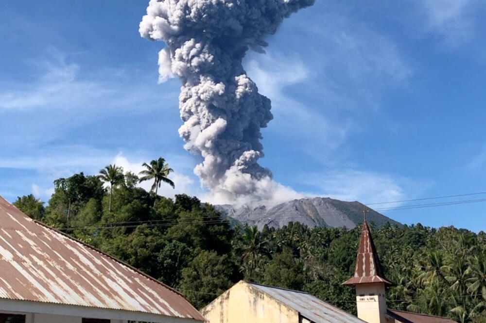 Vulkan Ibu tokom erupcije, Foto: REUTERS