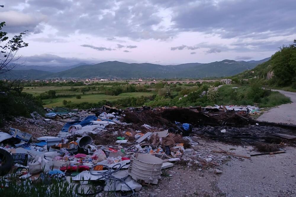 Dakić, tvrdi da učesnici akcije nijesu očistili smeće duž prilaznog puta ka mostu, Foto: Đorđe Dakić