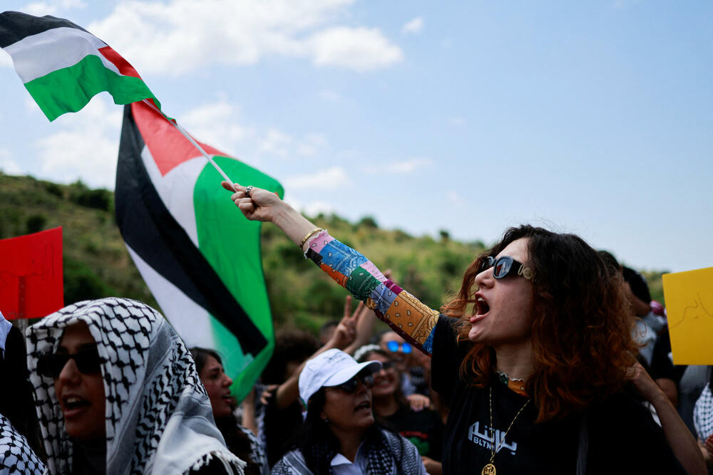 <p>Tokom rata u vrijeme stvaranja Izraela, oko 760.000 Palestinaca je pobjeglo ili protjerano iz svojih domova, a mnogi su se sklonili na teritorije koje će postati poznate kao Pojas Gaze i Zapadna obala</p>