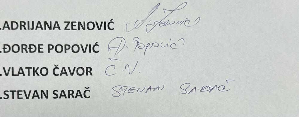 <p>Svjedoci smo, kako dodaju, da je status vlasti na državnom i lokalnom nivou "deformisalo mnoge funkcionere bivših članova DF, od Andrije Mandića do Mladena Mikijelja, koji su pokazali da su im lični interesi i fotelje važnije od svih nas i koji su prihvatili matricu ponašanja bivše vlasti DPS-a”</p>