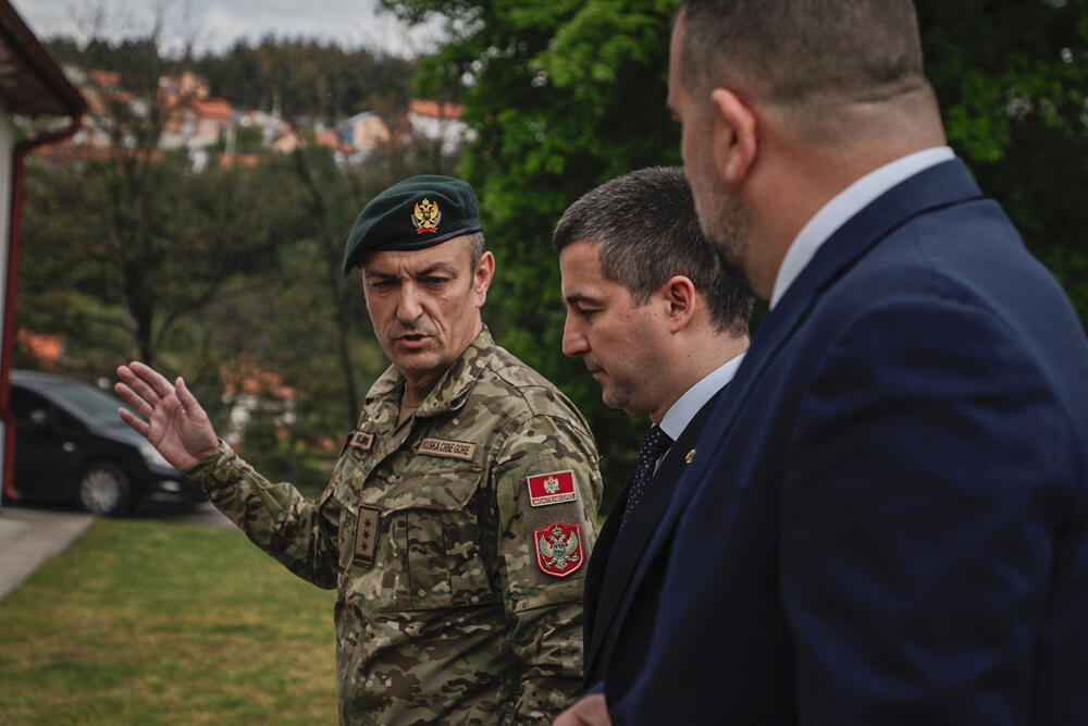 <p>Bečić je kazao da uloga Vojske Crne Gore u očuvanju bezbjednosti Crne Gore ne može biti precijenjena i da Vlada zna sa kojim izazovima i obavezama se profesionalno i požrtvovano crnogorski vojnici suočavaju</p>